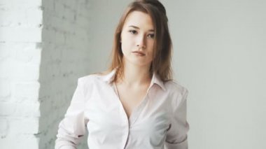 Kız yürüyor odasında gülümseyen