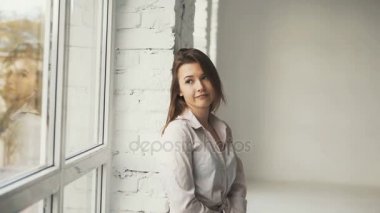 Kız eğlenmek pencere yakınındaki