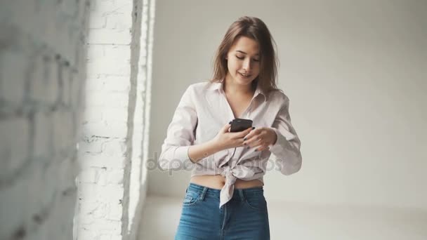 Menina fica surpresa via telefone — Vídeo de Stock