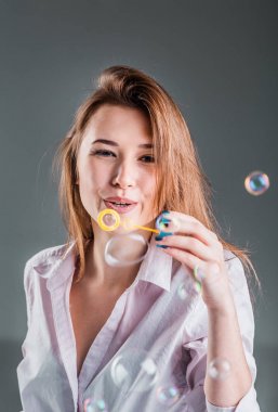 Sabun köpüğüyle oynayan kız