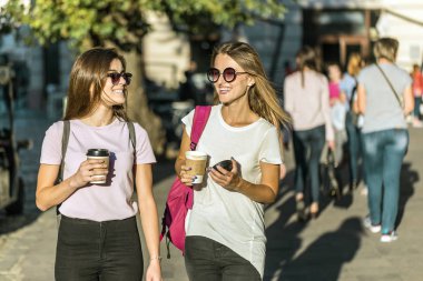 Kahve fincanları ile yakın arkadaşlarım