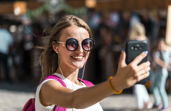 Menina turística feliz tomando Selfie — Fotografia de Stock