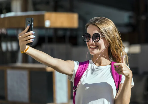 행복 한 관광 여자 복용 Selfie — 스톡 사진