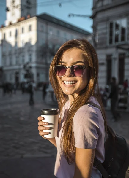 Hipster-Mädchen mit Sonnenbrille und Kaffeetasse — Stockfoto