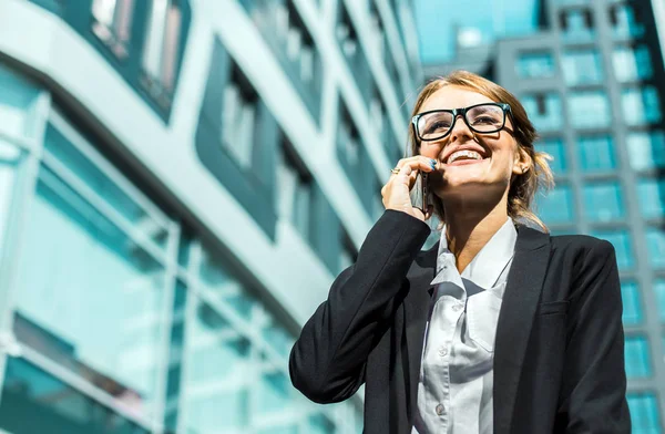 Atractiva mujer de negocios hablando por teléfono — Foto de Stock