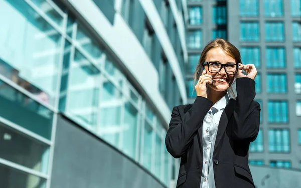 Приваблива бізнес-леді розмовляє по телефону — стокове фото