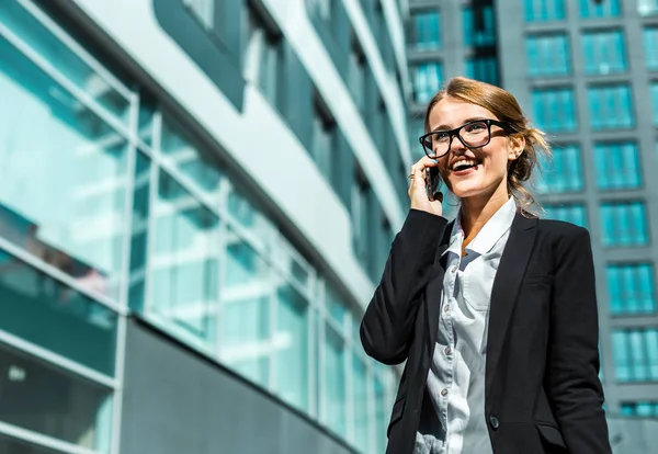 Telefonla konuşurken cazip iş kadını — Stok fotoğraf