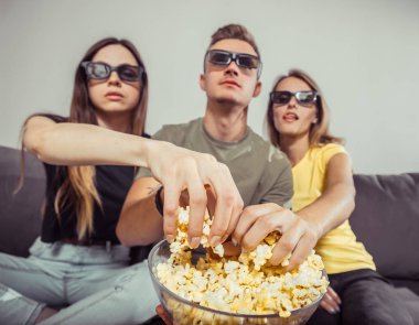 Arkadaş grubu film izlerken
