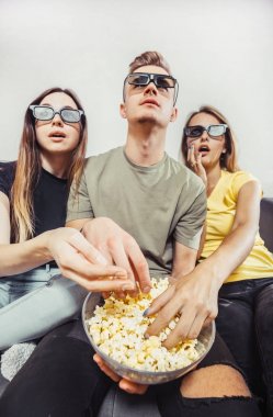 Arkadaş grubu film izlerken