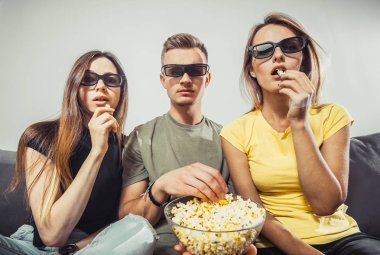 Arkadaş grubu film izlerken