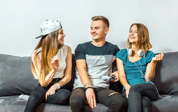 Conversación amistosa en interiores — Foto de Stock