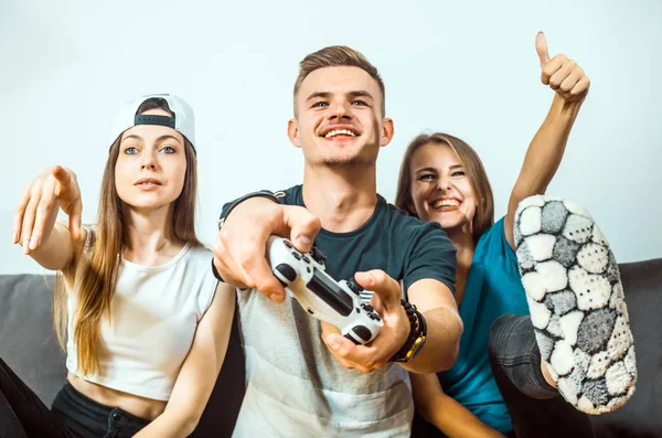 Jugendliche haben Spaß beim Videospiel — Stockfoto