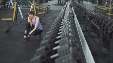 Kız spor salonunda spor ayakkabı yukarı