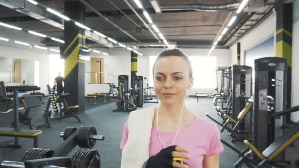 Chica agua potable en el gimnasio — Vídeos de Stock