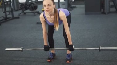 Atletik kız trenler geri