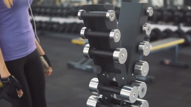 Fit Girl Takes Barbells — Stock Video