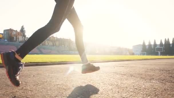 La mujer corre en el día soleado — Vídeos de Stock