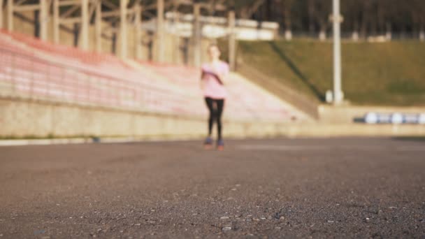 Corredor femenino en el estadio — Vídeos de Stock