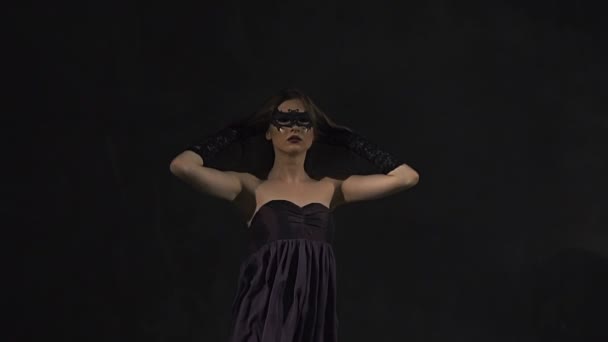 Bailarina chica se mueve — Vídeos de Stock