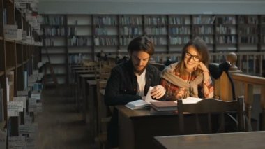 Kütüphanede çalışma tartışma