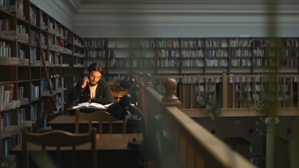 Sozinho na Sala da Biblioteca — Vídeo de Stock