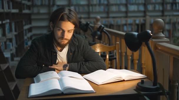 Seul dans le hall de la bibliothèque — Video