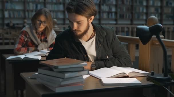 Studera tänkande ögonblick — Stockvideo