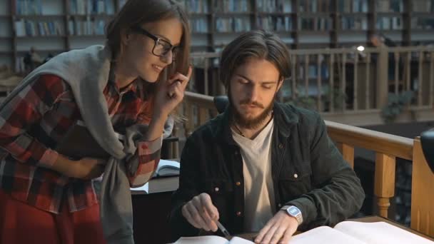 Preparação para exames na biblioteca — Vídeo de Stock