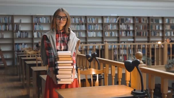 Stapel boeken — Stockvideo