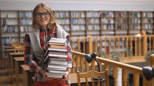 Студентська дівчина з книгами — стокове відео