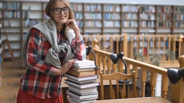 Schwerer Bücherstapel — Stockvideo