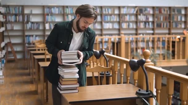 Навчальний процес в бібліотеці — стокове відео