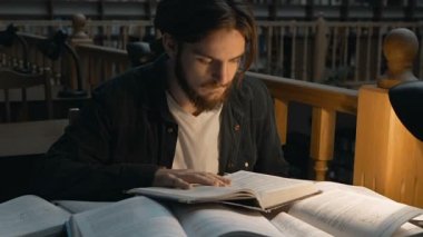 Başarılı öğrenci adam Kitaplığı'nda