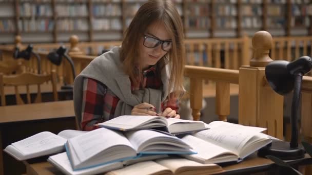 Успішне навчання в бібліотеці — стокове відео