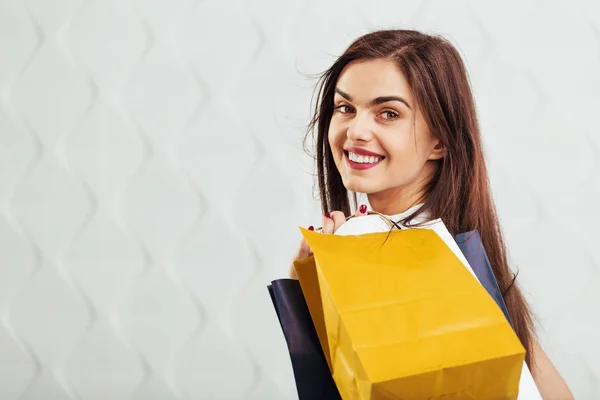 Schönes Mädchen mit Einkaufstaschen — Stockfoto