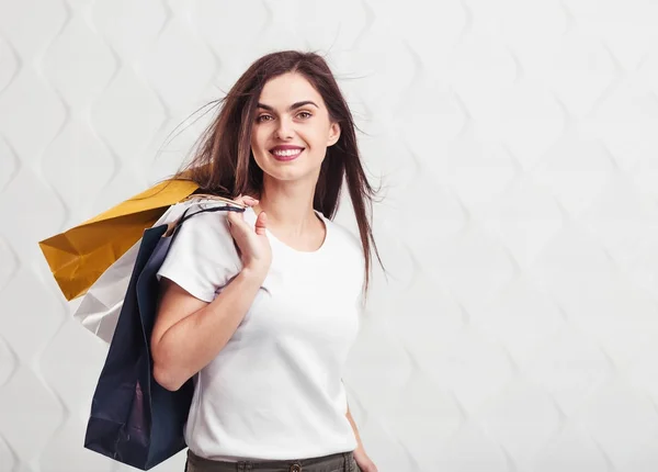 Bella ragazza con borse della spesa — Foto Stock