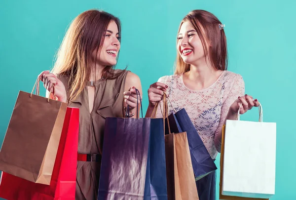 Shopping-Mädchen mit Taschen — Stockfoto