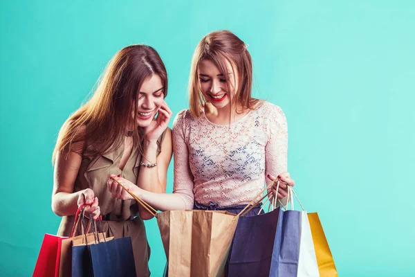 Shopping-Mädchen mit Taschen — Stockfoto