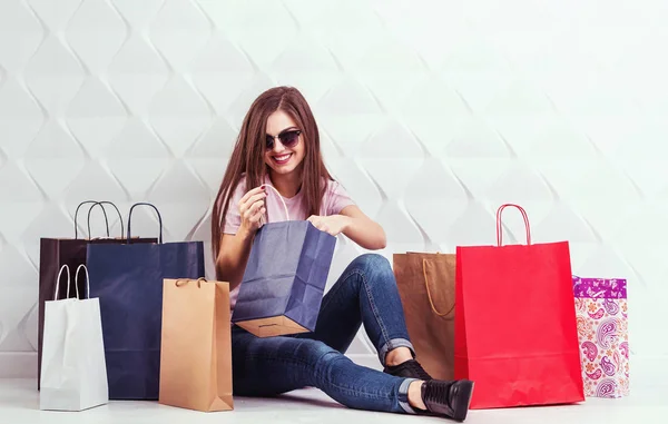 Shopaholic Mädchen mit Taschen — Stockfoto