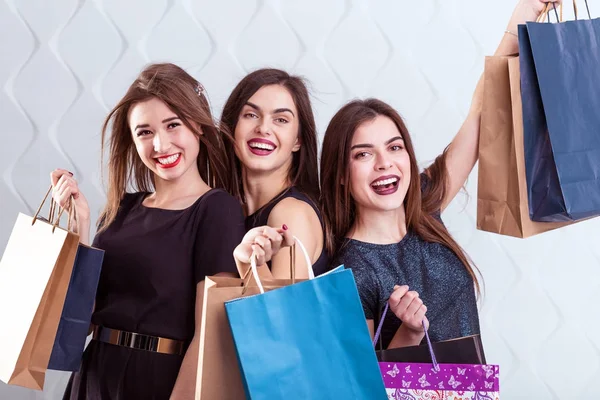 Shopping ragazze con borse — Foto Stock