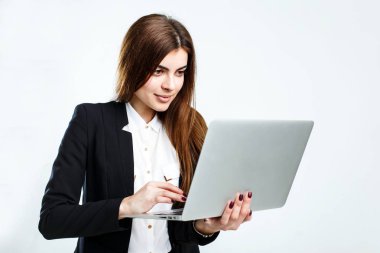 Dizüstü bilgisayarı olan iş kadını
