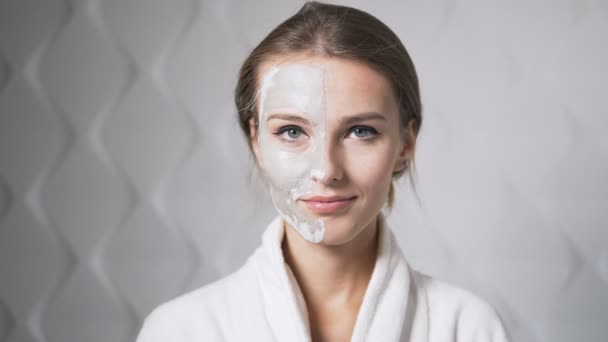 Vrouw toont gezichtsmasker — Stockvideo