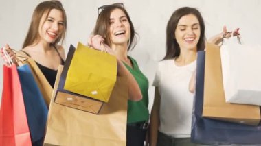 Mutlu arkadaş alışveriş yapılır