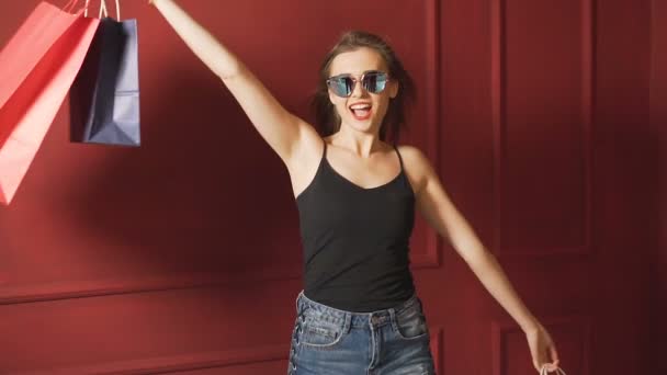Lány úgy érzi, nagy vásárlás után — Stock videók