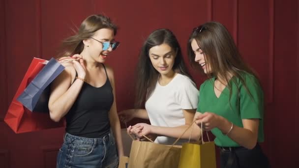 Meninas olhar para a compra — Vídeo de Stock