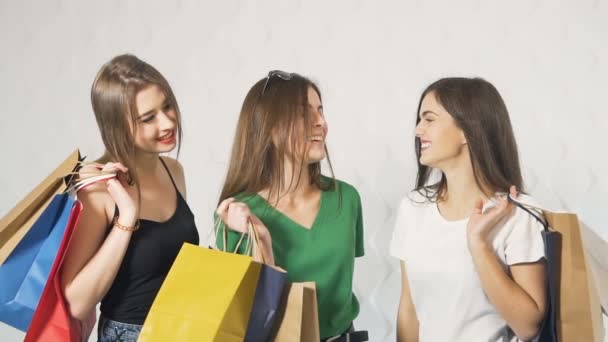 Szczęśliwy dziewcząt po zakupy — Wideo stockowe