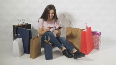 Neşeli kız öder Online