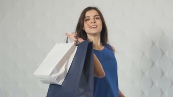 S úsměvem Brunet po nakupování — Stock video