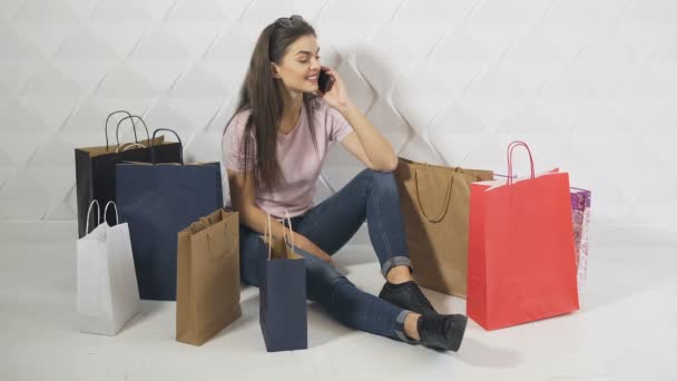 Shopper Talks no telefone — Vídeo de Stock
