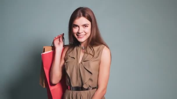 Χαρούμενο κορίτσι με τσάντες αγορών — Αρχείο Βίντεο